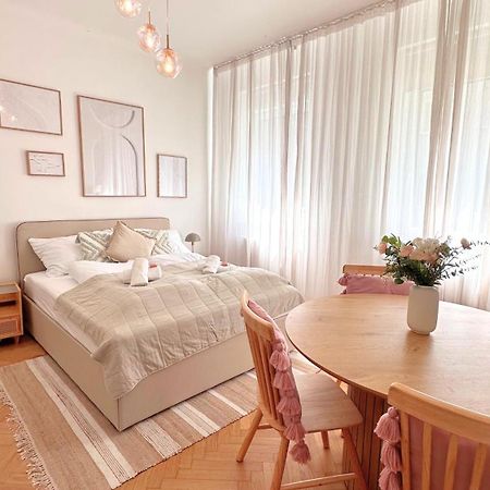 Cozy Apartment In Quiet Location, Fast Train Station 100M Away, Contactless Check-In Вена Экстерьер фото