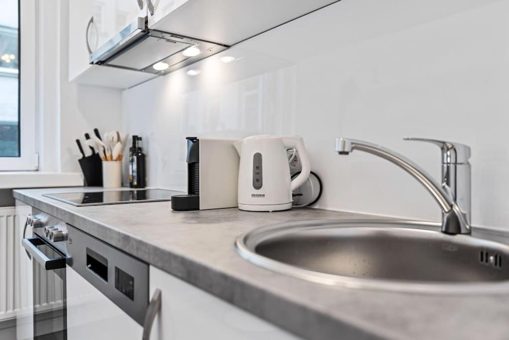 Cozy Apartment In Quiet Location, Fast Train Station 100M Away, Contactless Check-In Вена Экстерьер фото