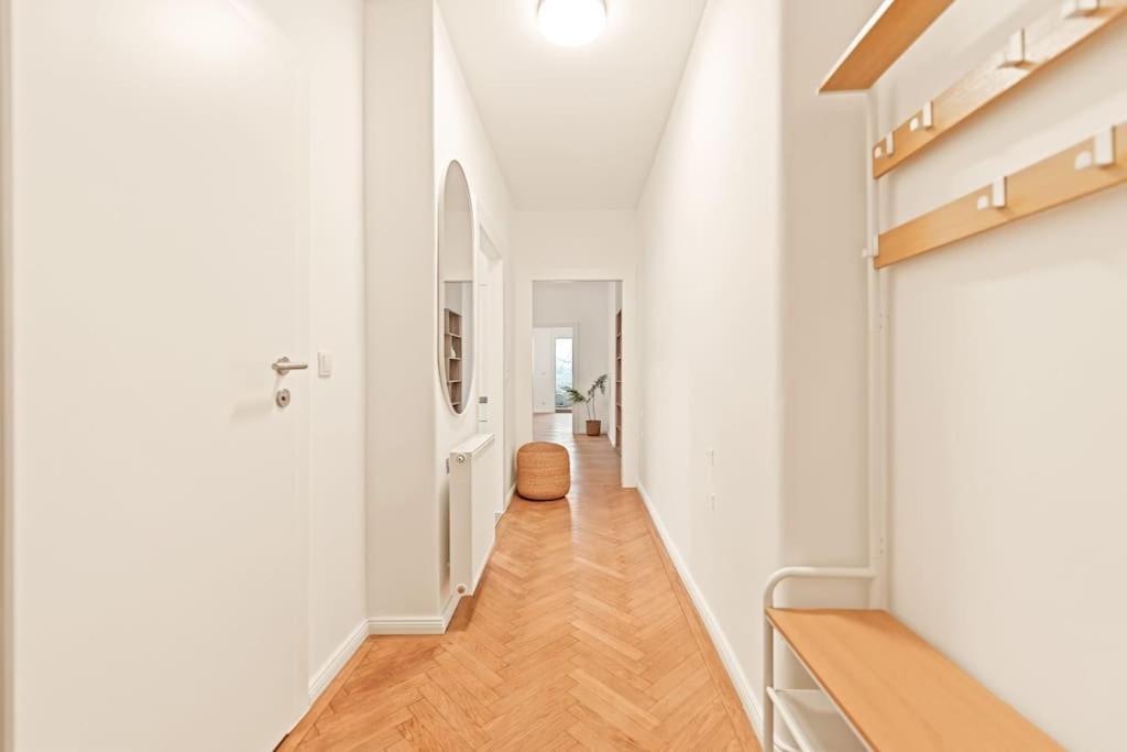 Cozy Apartment In Quiet Location, Fast Train Station 100M Away, Contactless Check-In Вена Экстерьер фото