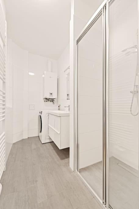 Cozy Apartment In Quiet Location, Fast Train Station 100M Away, Contactless Check-In Вена Экстерьер фото