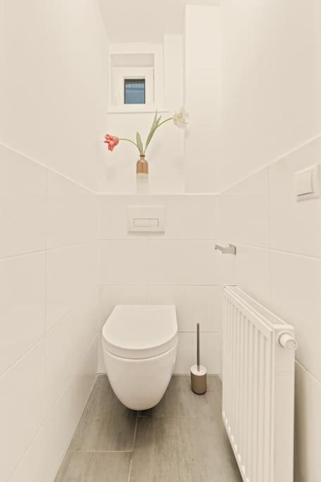 Cozy Apartment In Quiet Location, Fast Train Station 100M Away, Contactless Check-In Вена Экстерьер фото