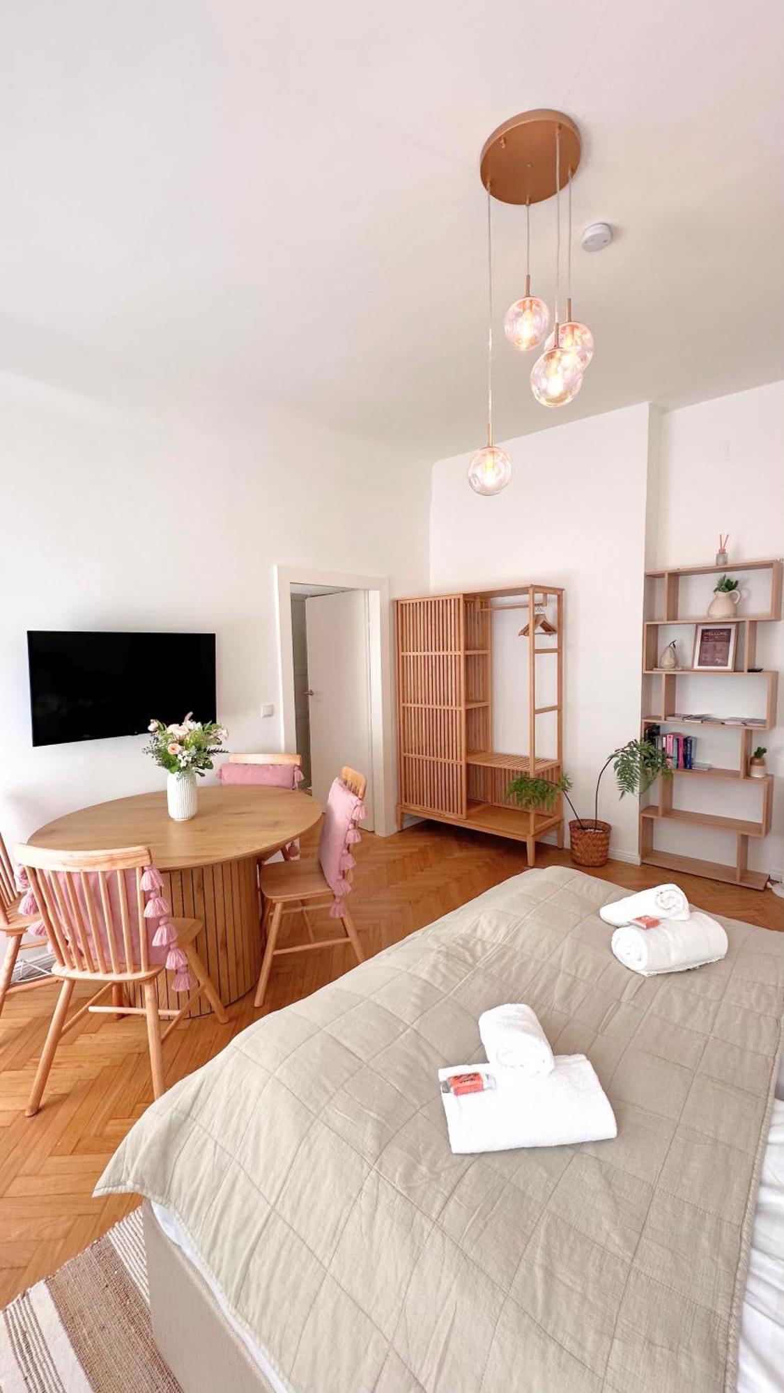 Cozy Apartment In Quiet Location, Fast Train Station 100M Away, Contactless Check-In Вена Экстерьер фото